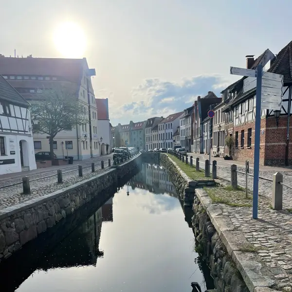 MeehrFlair-Wismar-Altstadt-mit-Kanal